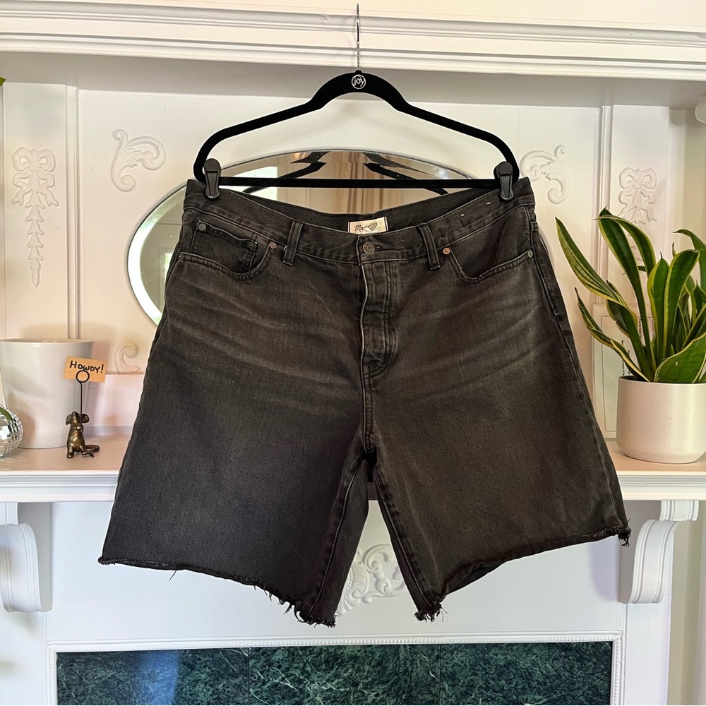 Madewell Long Denim Shorts in Kelm Wash (Faded Black) - Size 32
